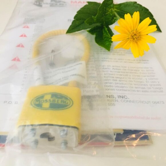 LP **New/Sealed** Mossberg Yellow Cable Safety Lock 2 Keys - Picture 2 of 2